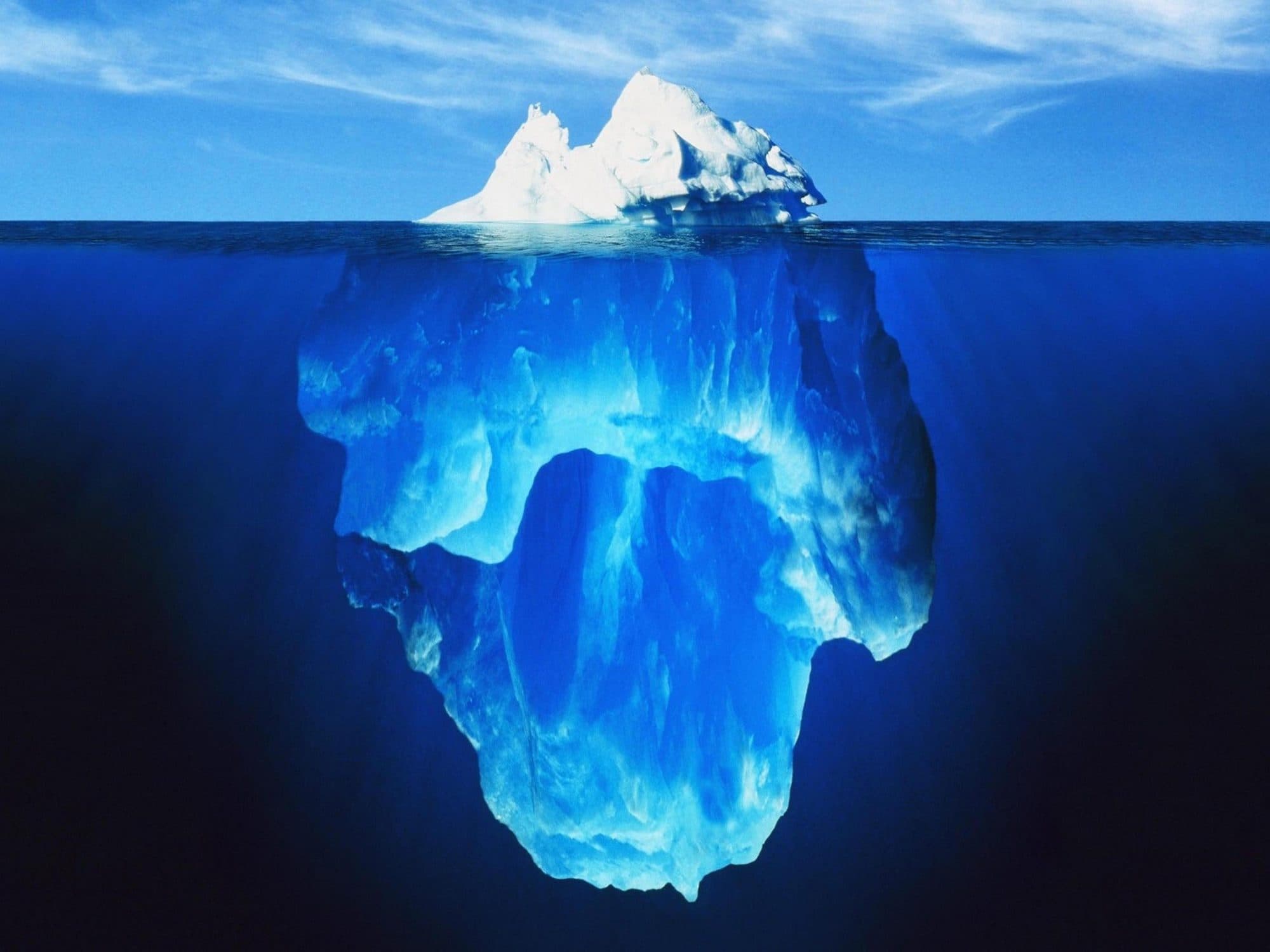 Iceberg en el mar: la parte visible sobre el agua es pequeña frente a la enorme masa sumergida